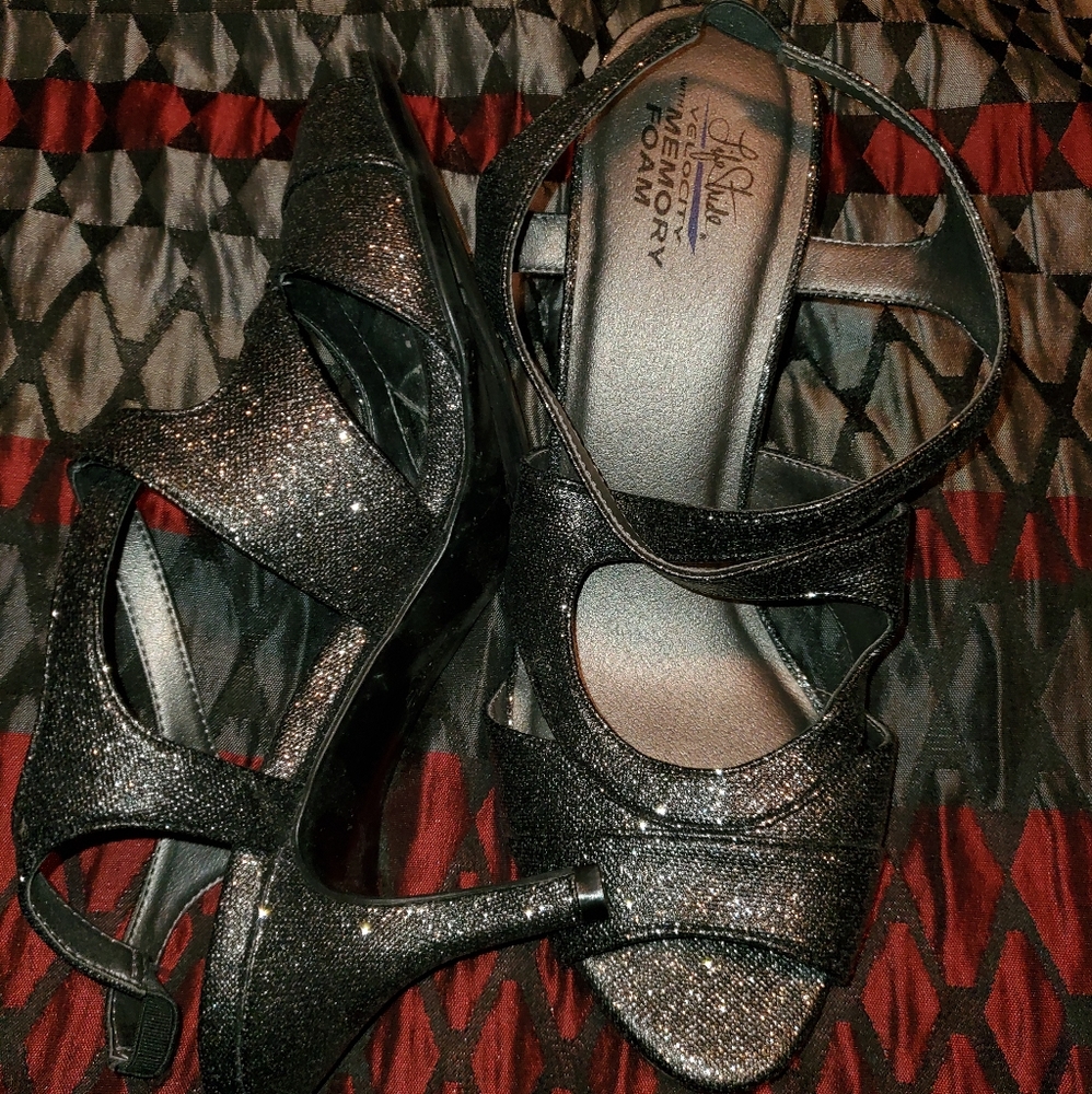 Open toes shoes